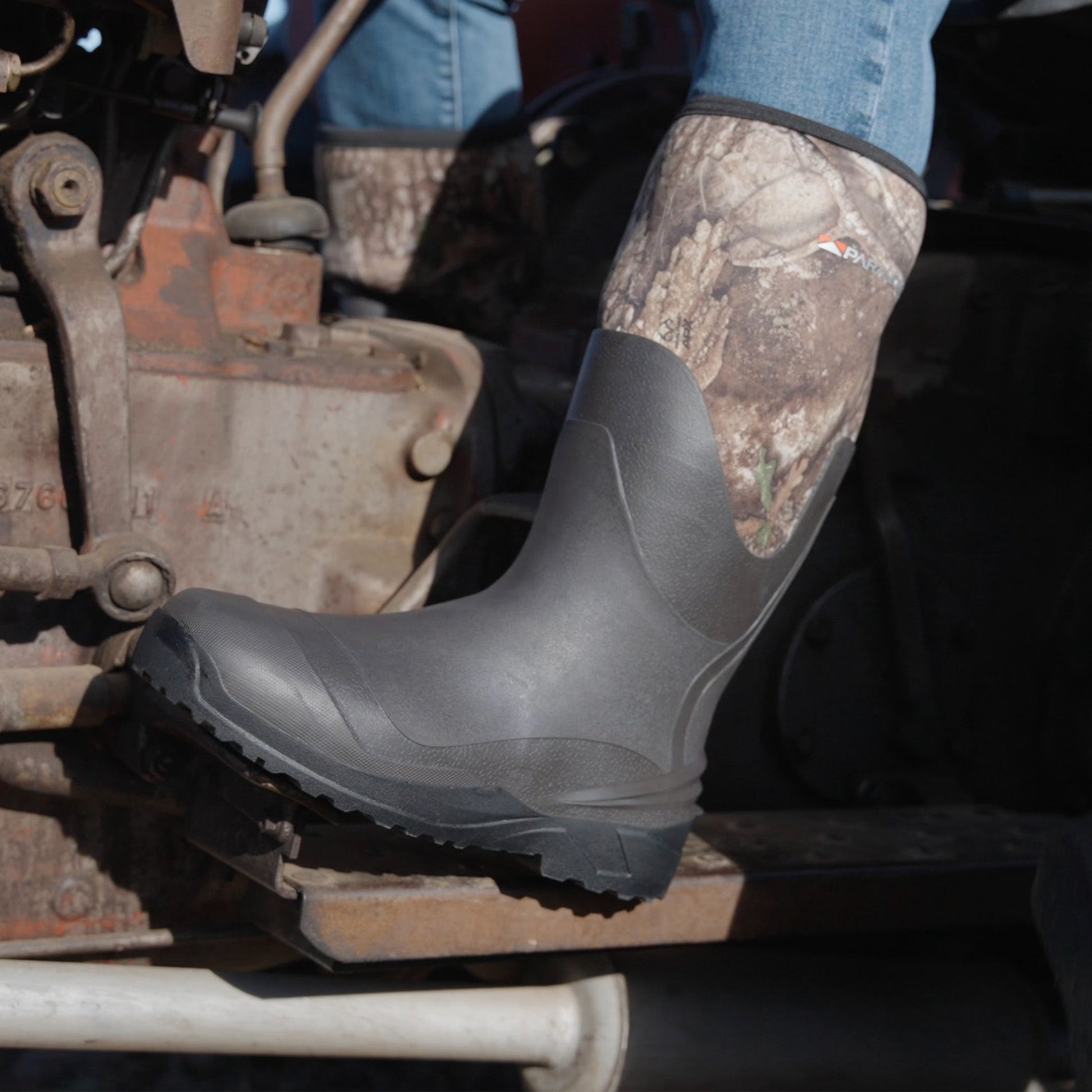 PARAMOUNT OUTDOORS™ TREAD-LITE 16" Rubber Neoprene Knee Boot Wading Boots